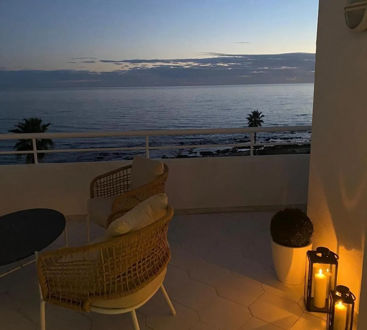 Beach Front Apartment Miraflores Sitio de Calahonda 0*,  Espanha