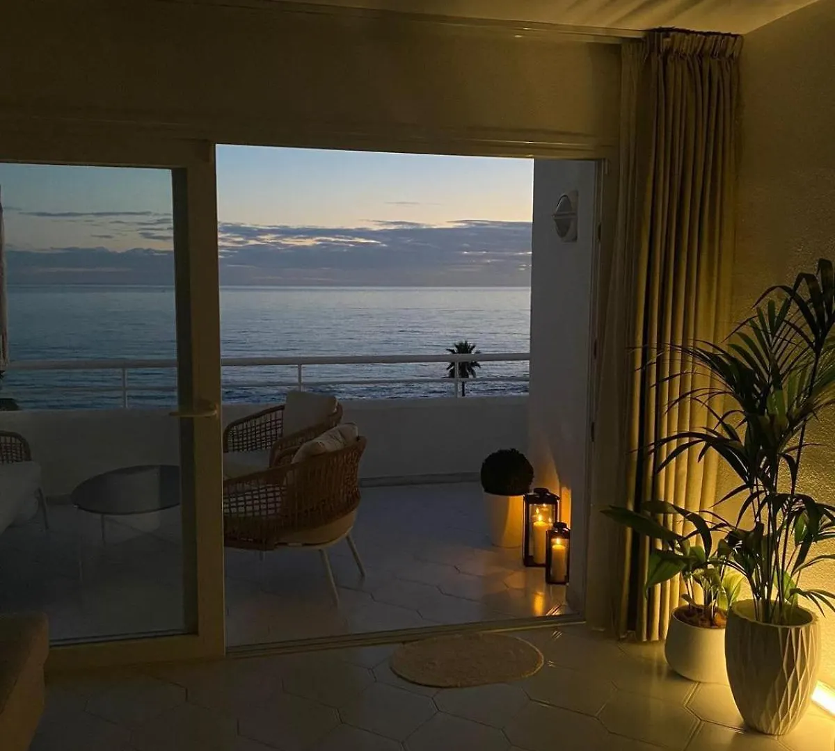 Beach Front Apartment Miraflores Sitio de Calahonda