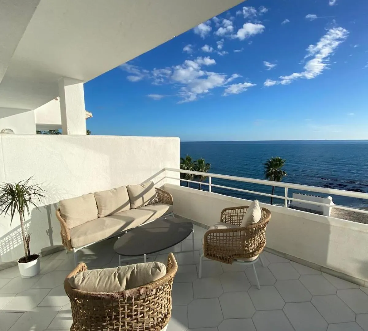 Beach Front Apartment Miraflores Sitio de Calahonda